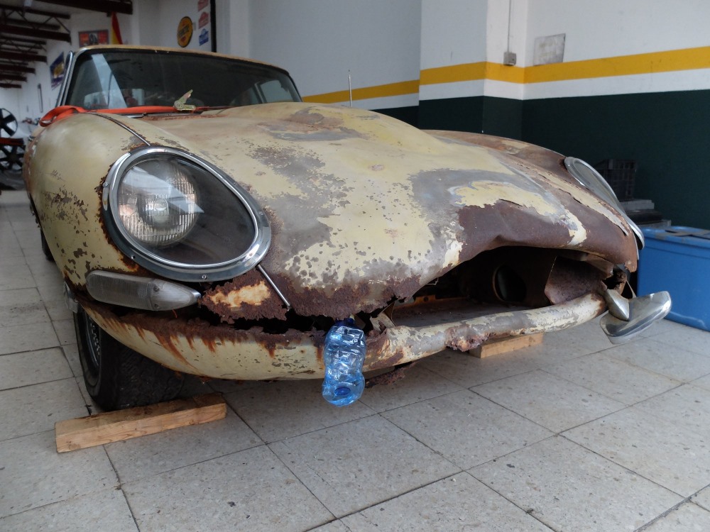 Jaguar E-Type 4.2 series 1 bị hư há»ng nặng, vẻ ngoà i hầu như Ä‘á»u bị rỉ sét.