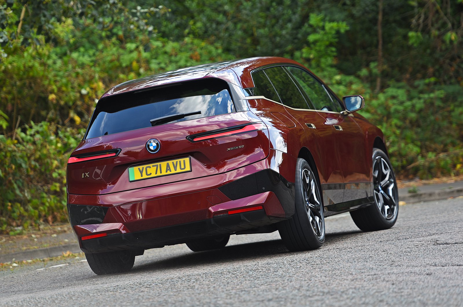 BMW iX 2022 rear cornering