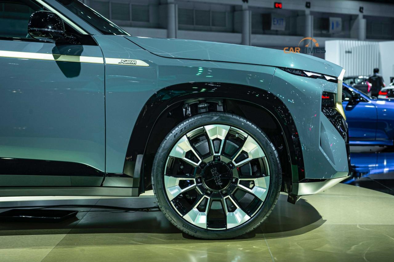 La zăng BMW XM