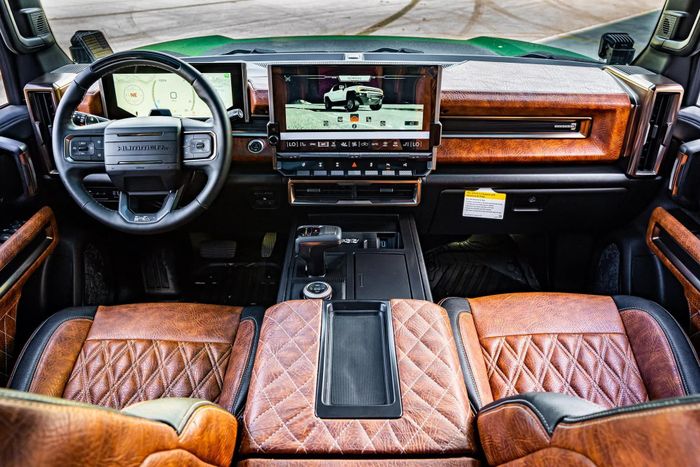  Nội thất được nâng cấp với bảng đồng hồ taplo kỹ thuật số 12.3 inch và màn hình giải trí trung tâm cảm ứng 13.4 inch, bên cạnh nhiều tùy chọn vận hành ấn tượng khác. 