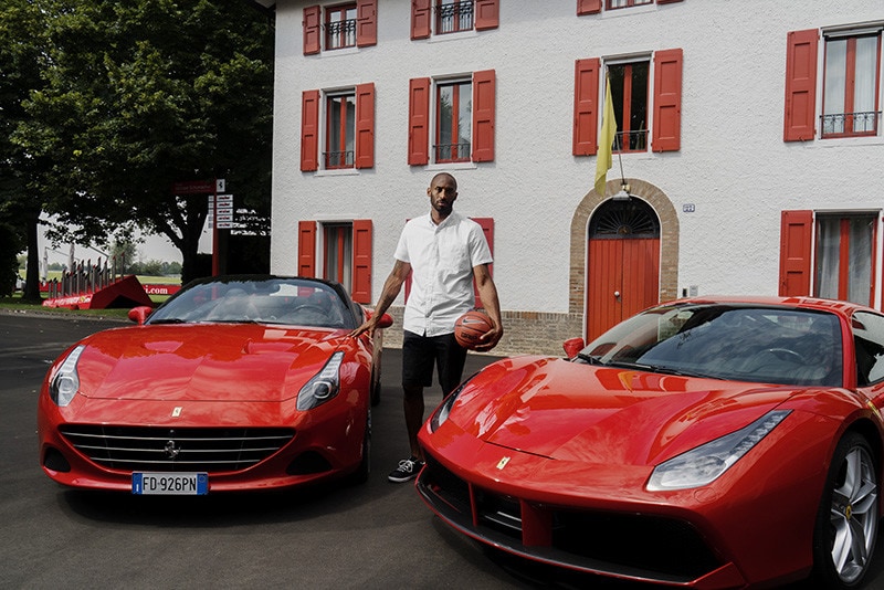 Kobe Bryant alla Ferrari - Foto | Auto.it