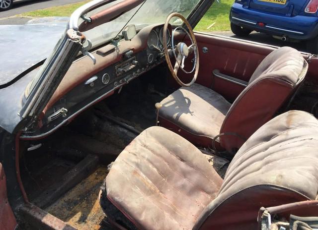 Bị bá» rÆ¡i 30 năm, chiếc Mercedes-Benz nà y biến thà nh đống sắt vụn tiá»n tá»· - Ảnh 2.