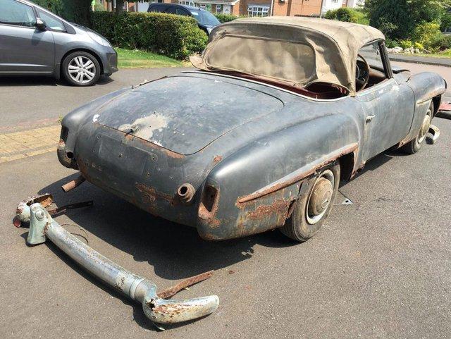 Bị bá» rÆ¡i 30 năm, chiếc Mercedes-Benz nà y biến thà nh đống sắt vụn tiá»n tá»· - Ảnh 3.