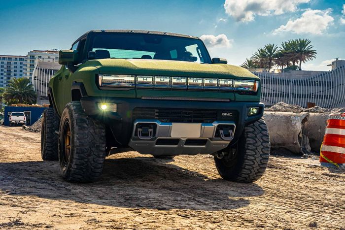  Với tính năng hỗ trợ tăng tốc "Watts to Freedom", Hummer EV Edition 1 có khả năng đạt tốc độ 0-97 km/h chỉ trong 3 giây. Con số này trên bản SUV là 3,5 giây. 