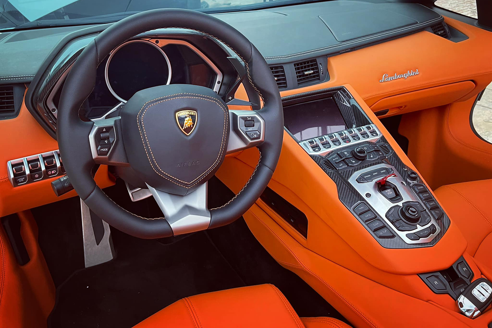 Chán màu đen, Lamborghini Aventador Roadster bọc lại nội thất phong cách Hermes - CafeAuto.Vn