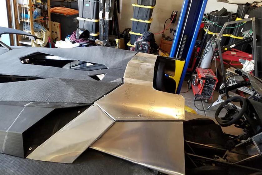 Các bá»™ pháºn cá»§a xe cÅ©ng được lắp ráp khá “nghiệp dư“. Ảnh: Carbuzz