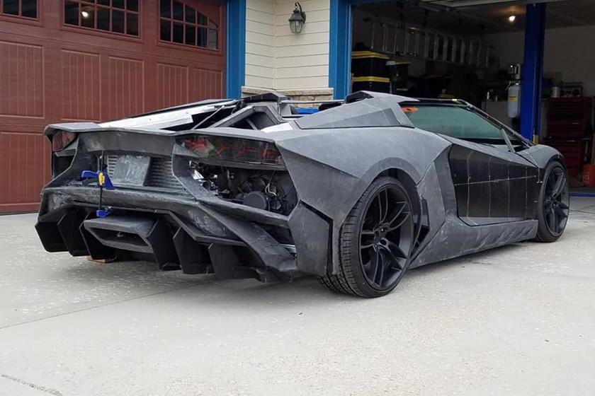 Chiếc xe khi hoà n thà nh có hình dạng khá bắt mắt và hình thái vỠcơ bản cũng giống với Lamborghini Adventador. Ảnh: Carbuzz