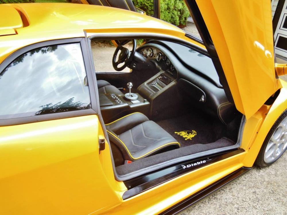 Lamborghini Diablo nhái nà y có bá»™ cá»a cát kéo tương tá»± như bản xịn