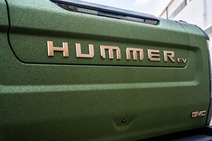  Cụ thể, toàn bộ bề mặt ngoại thất được phủ lớp nhựa Epoxy hợp nhất cùng sợi Kevlar. Chất liệu này dễ dàng bảo vệ chiếc xe khỏi những tác động của việc đá bắn, va quệt nhẹ... 