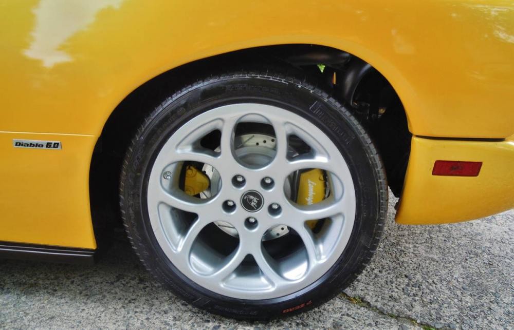 Bộ mâm 18 inch đúng của xe Lamborghini Diablo. Kẹp phanh của Corvette