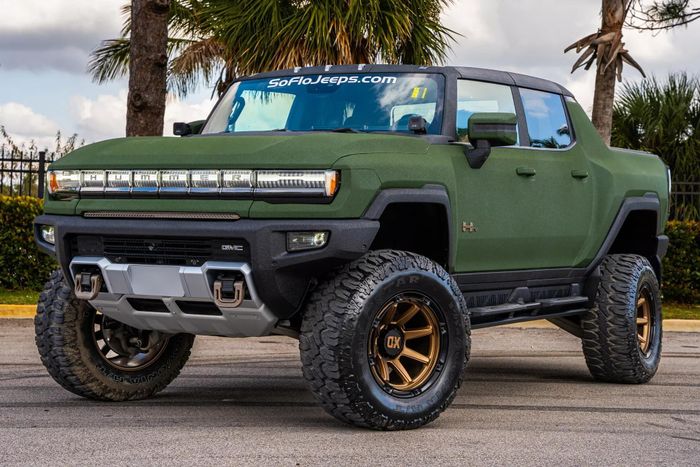  Mới đây, hãng độ South Florida Custom đã giới thiệu gói nâng cấp về ngoại thất và nội thất cho chiếc xe này. Đặc biệt, toàn bộ thân vỏ của chiếc Hummer được phủ chất liệu Kevlar. 