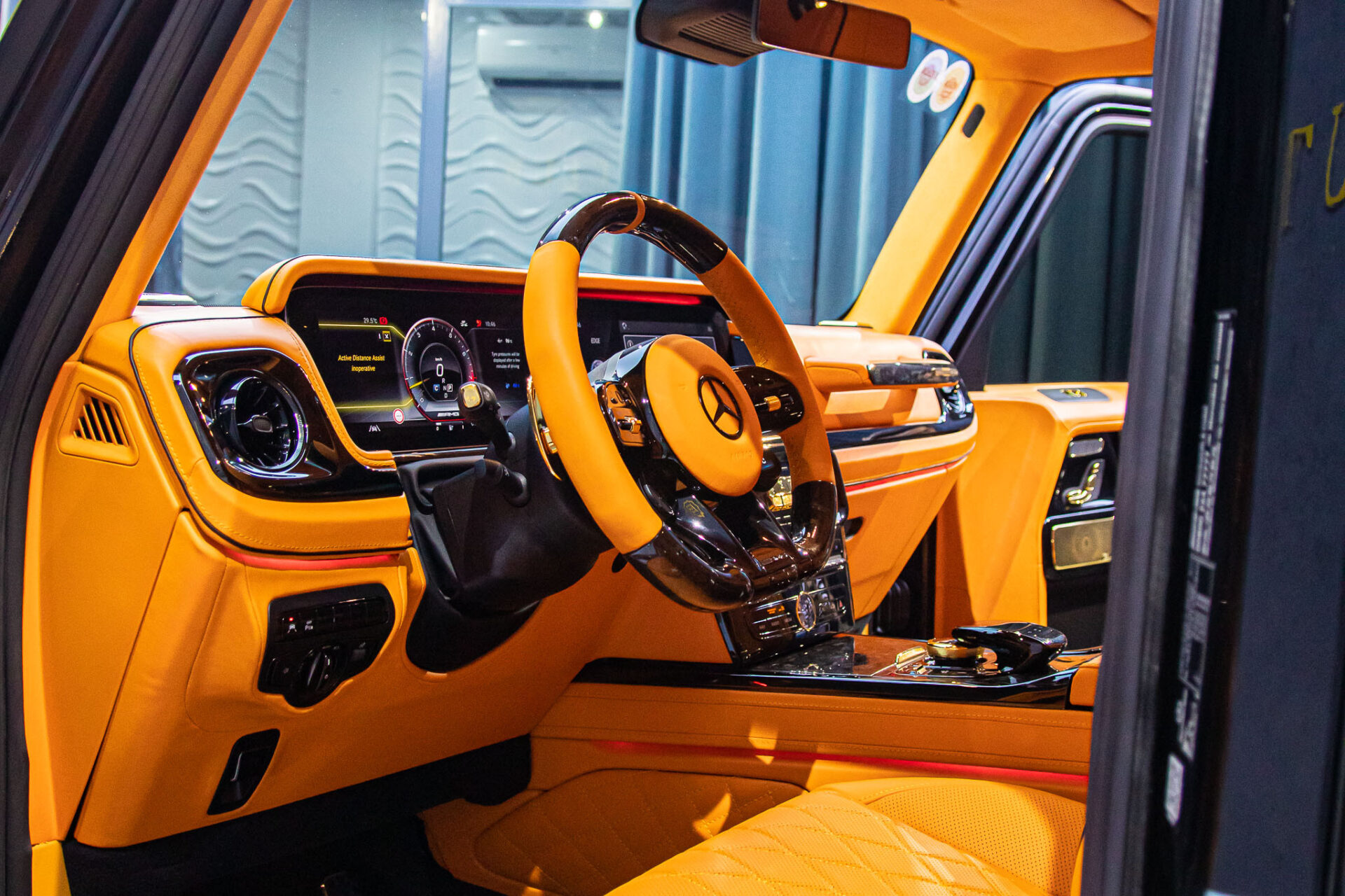 Đại gia chi 3 tỷ mạ vàng chiếc Mercedes-AMG G 63 đón năm mới