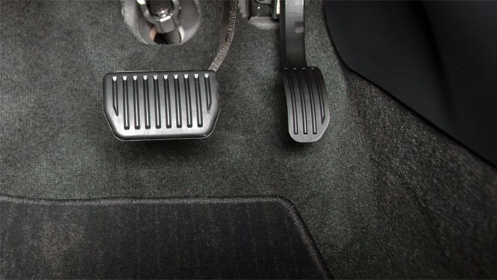 brake pedal to floor - 5 Symptoms of Bad or Worn Brake Pads