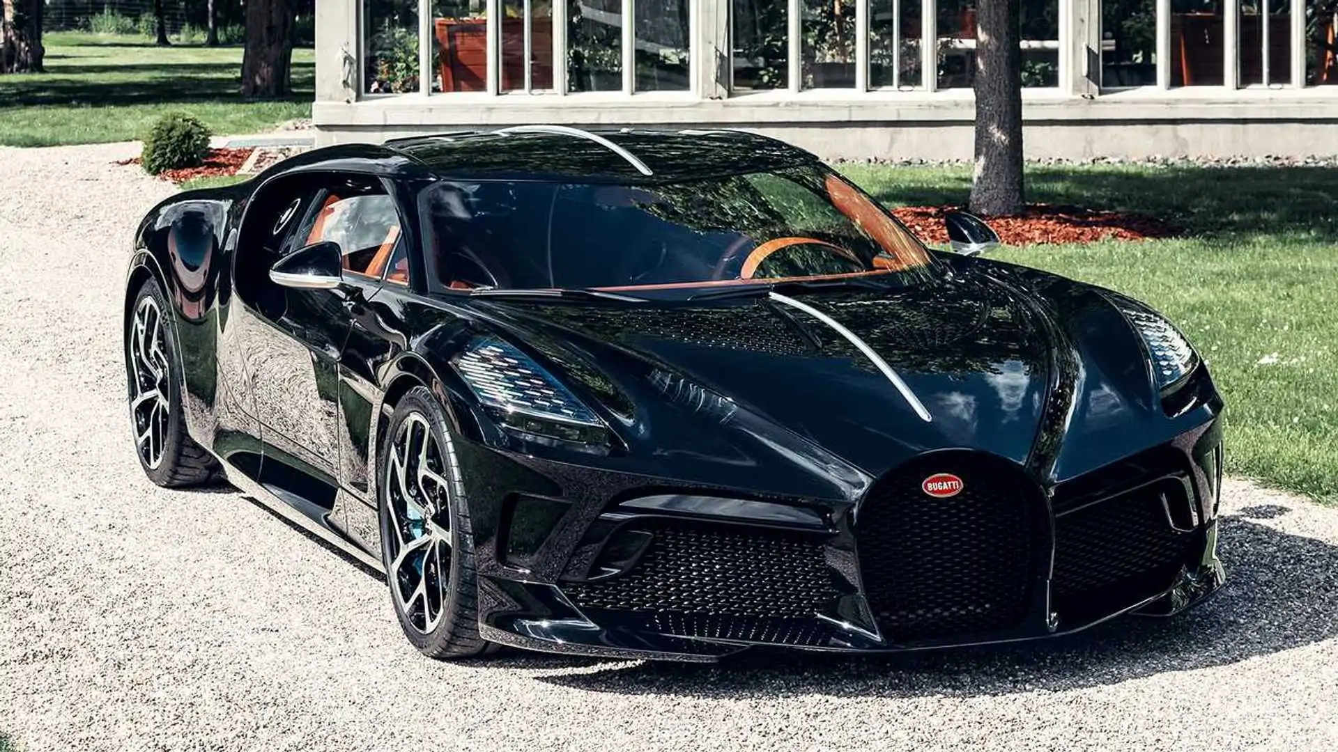 A Bugatti La Voiture Noire már Londonban van