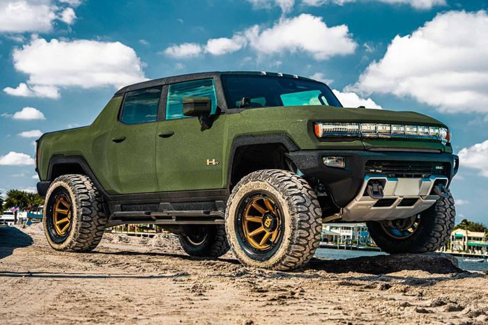  GMC Hummer EV là sự trở lại ấn tượng của thương hiệu đình đám Hummer sau hơn 10 năm ngừng sản xuất. Chiếc xe nhanh chóng nhận được hơn 90.000 đơn đặt hàng và nhanh chóng phủ kín danh sách chờ xe cho đến năm 2024. 