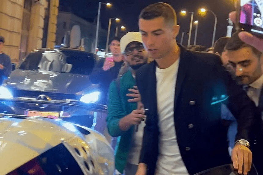 Cristiano Ronaldo lái siêu phẩm Bugatti Centodieci cá»±c hiếm trên đưá»ng phố Madrid 263919