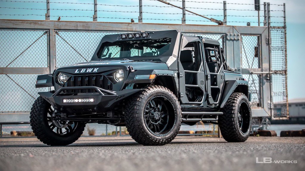 Hãng độ đình đám Liberty Walk "biến hóa" Jeep Wrangler: "Chiến binh" dũng mãnh
