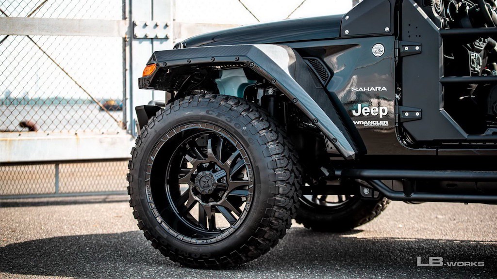 Hãng độ đình đám Liberty Walk "biến hóa" Jeep Wrangler: "Chiến binh" dũng mãnh