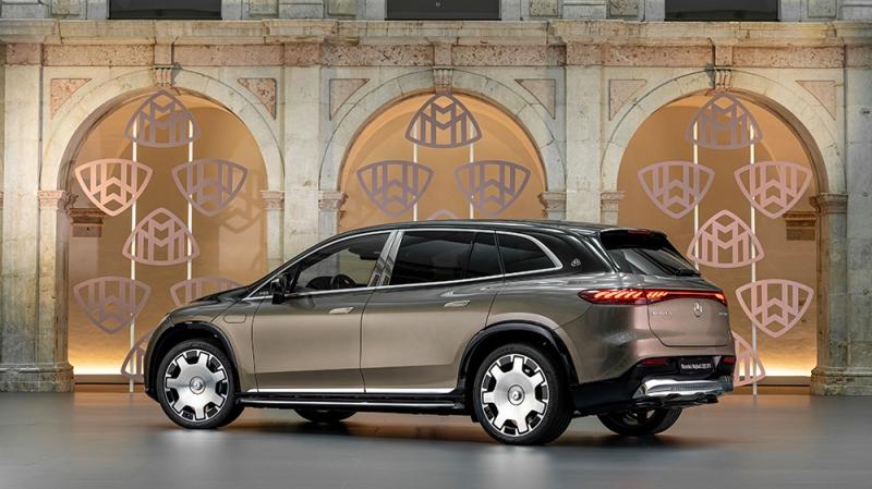 The Mercedes-MayƄach EQS 680 SUV in Photos – RoƄƄ Report