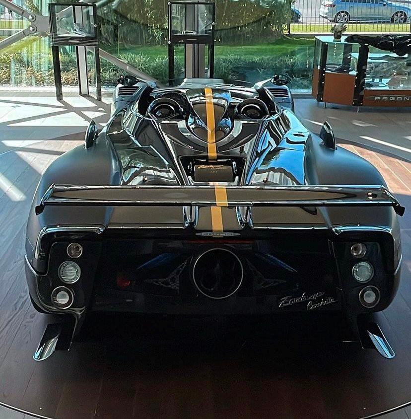 pagani-zonda-hp-barchetta-8-.jpg