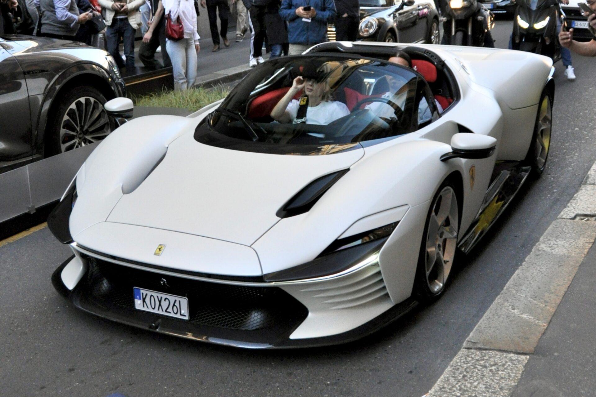 Zlatan Ibrahimovic cầm lái siêu xe Ferrari Daytona SP3 - ảnh 10