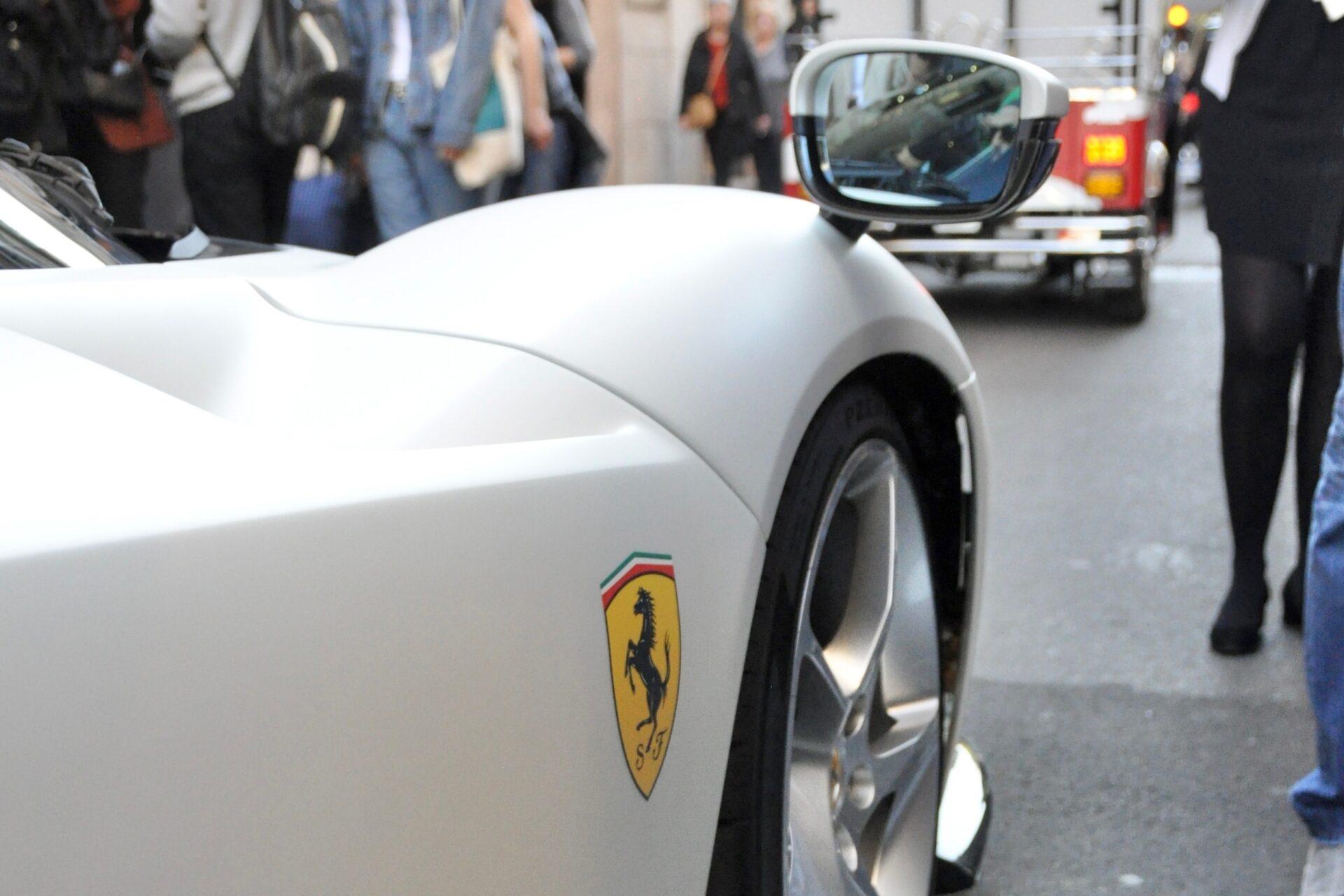 Zlatan Ibrahimovic cầm lái siêu xe Ferrari Daytona SP3 - ảnh 9