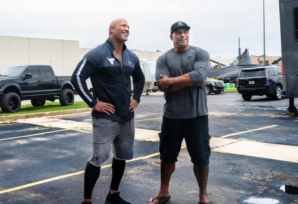 The Rock (bên trái) đứng cùng diễn viên đóng thế lâu năm của mình