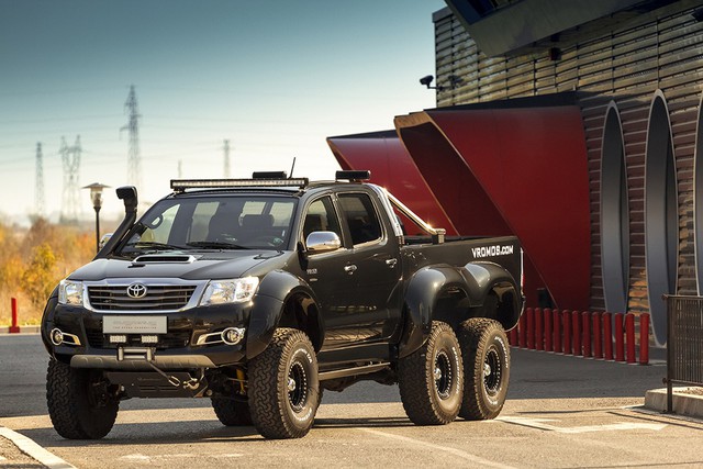 Toyota Hilux biến thành xe bán tải 6 bánh độc đáo