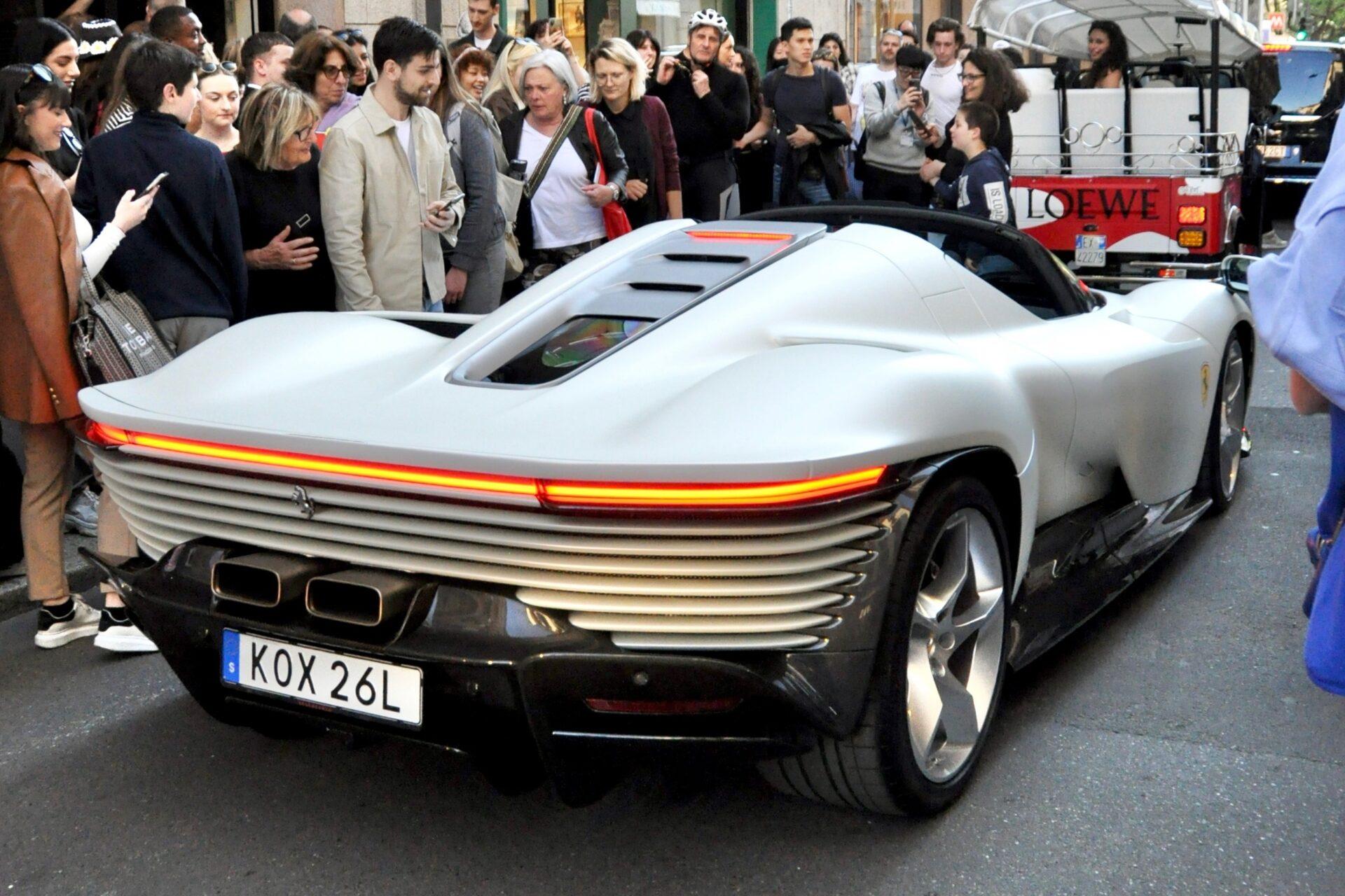 Zlatan Ibrahimovic cầm lái siêu xe Ferrari Daytona SP3 - ảnh 11