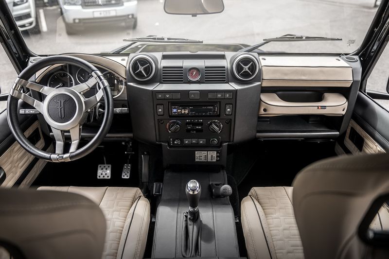 Bản độ Land Rover Defender 6x6 cực "chất chơi" về tay đại gia Campuchia, giá hơn 10 tỷ VNĐ