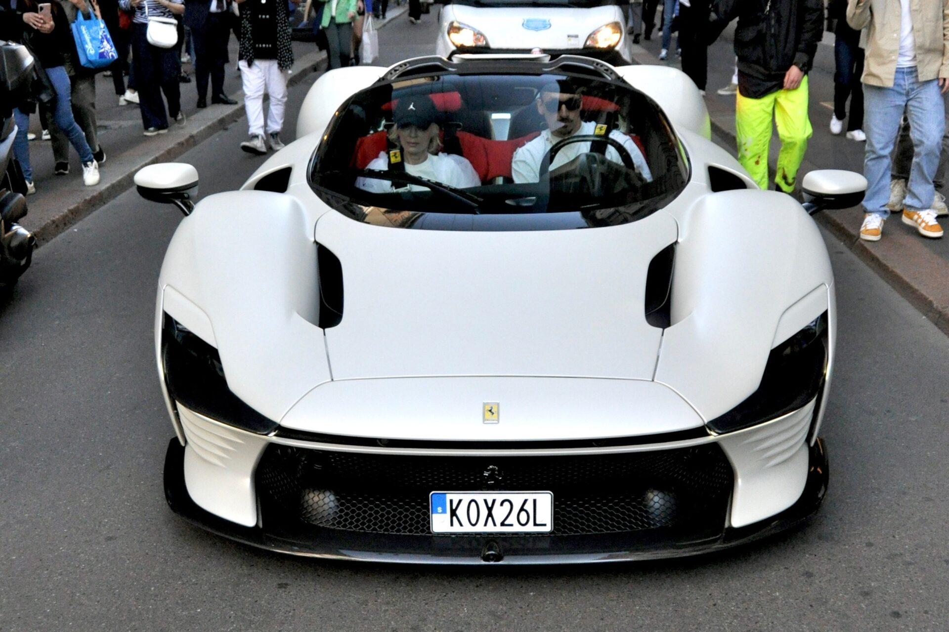 Zlatan Ibrahimovic cầm lái siêu xe Ferrari Daytona SP3 - ảnh 1