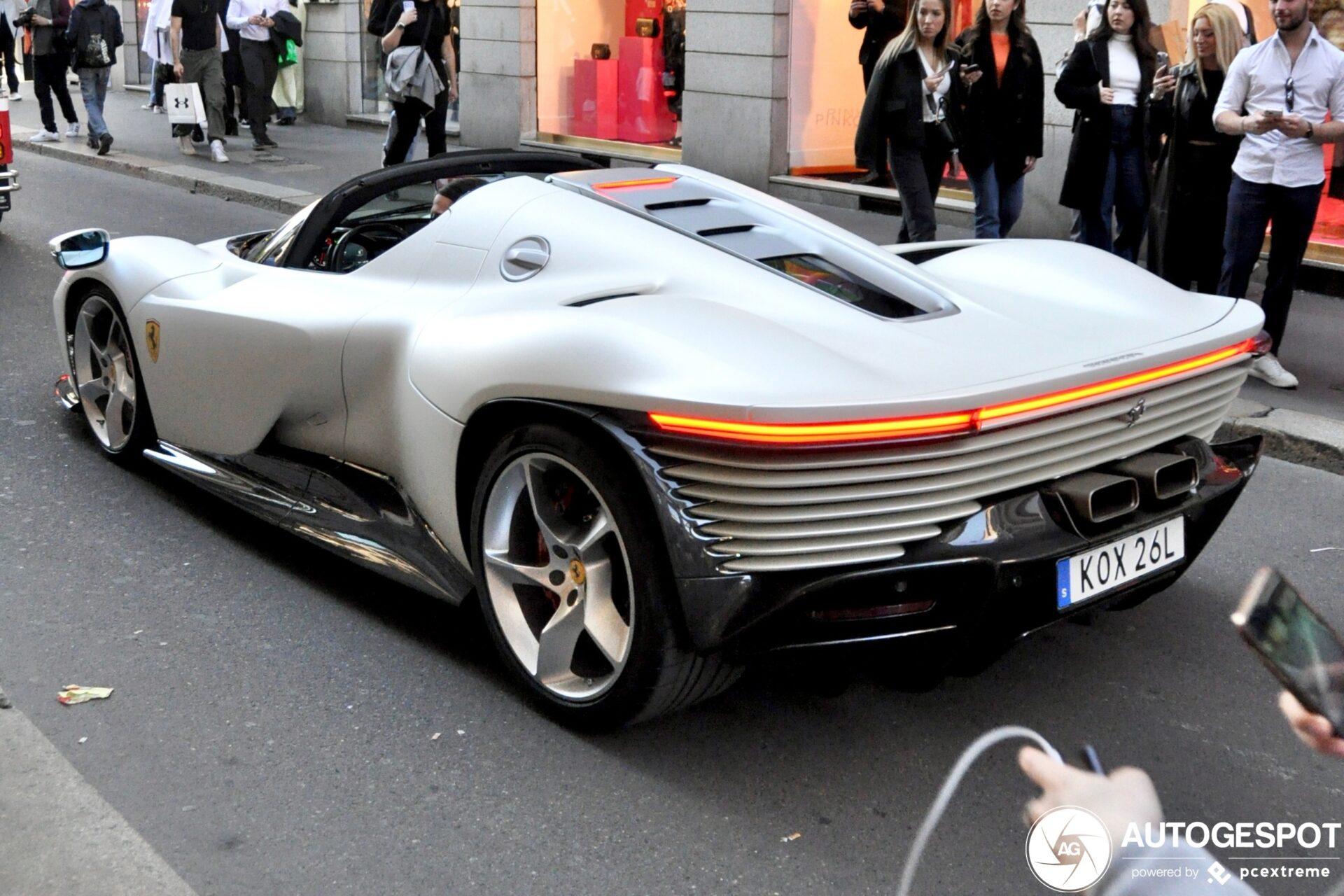 Zlatan Ibrahimovic cầm lái siêu xe Ferrari Daytona SP3 - ảnh 8