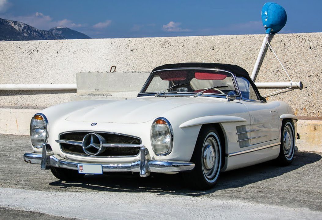 EArVURhU0AMWV Why Is Keɑnu Reeves' Mercedes 300SL Silʋer Caɾ 5 Times More Expensive Than a Normal Cɑr?