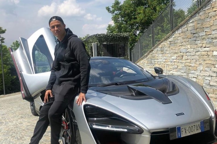 Show off Ronaldo's super car 12