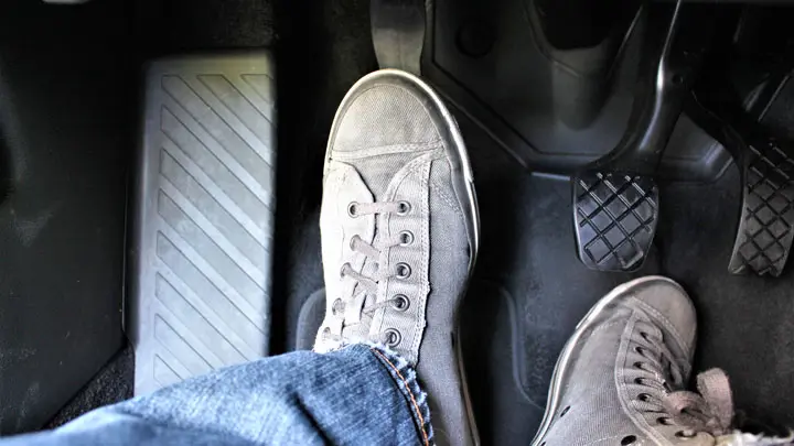 clutch pedal vibrates - Symptoms of a Bad Clutch Fork & FAQs