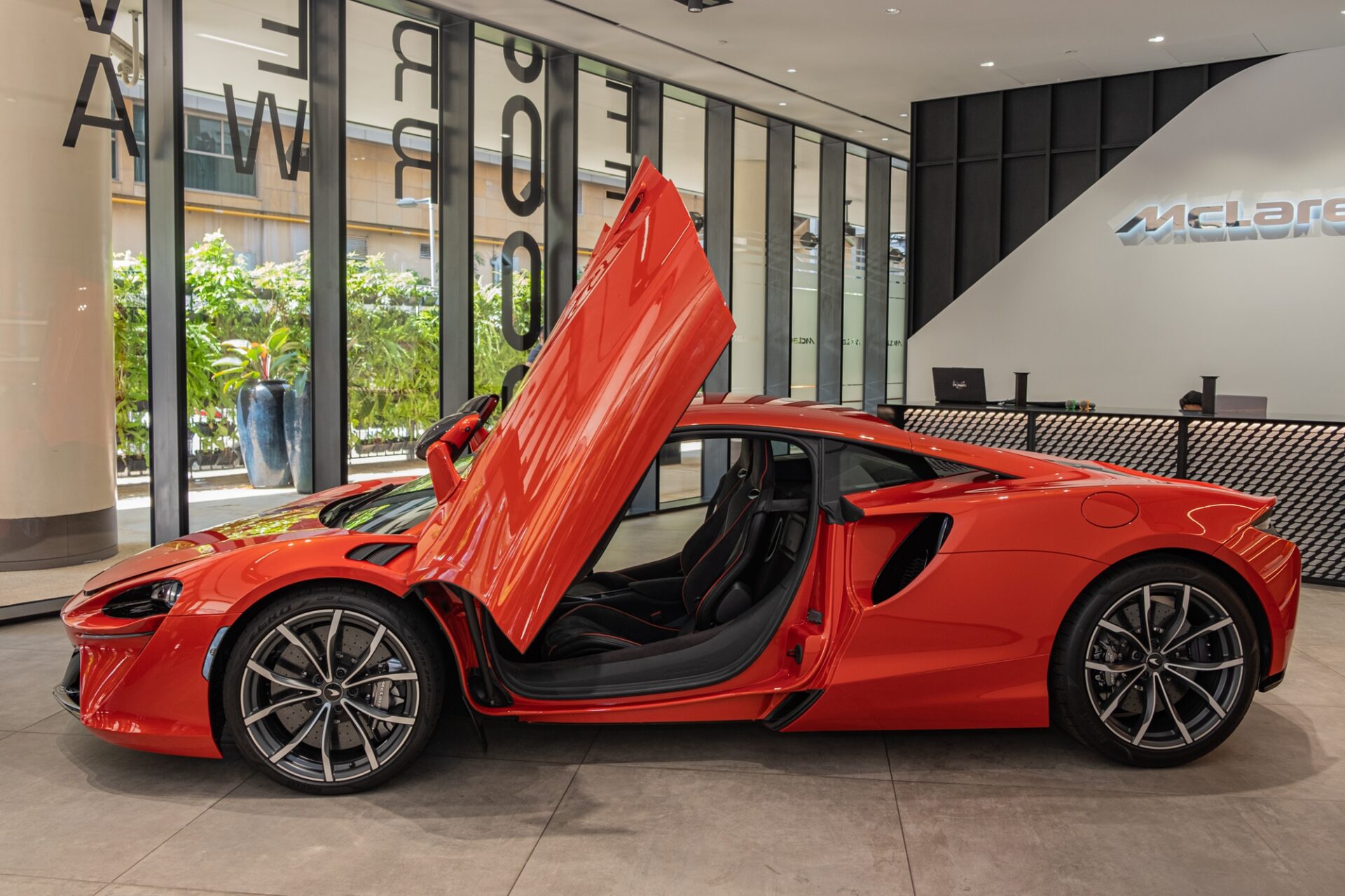 McLaren Artura thứ hai về Việt Nam, giá khởi điểm 14,69 tỷ đồng, đấu Ferrari 296 GTB - Ảnh 2.