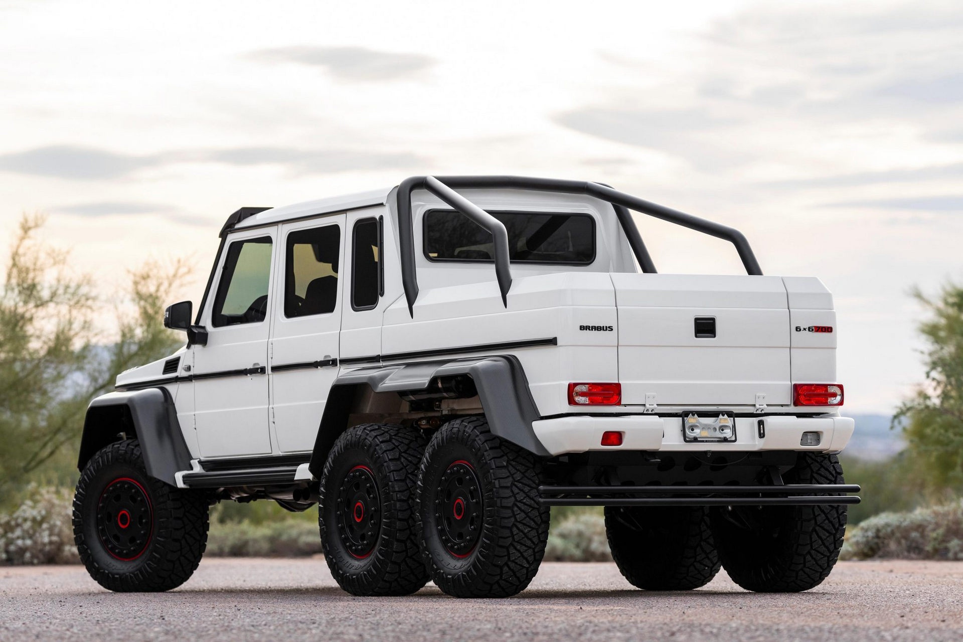 chiem nguong mau xe mercedes amg g 63 6x6 phien ban do brabus hinh 8