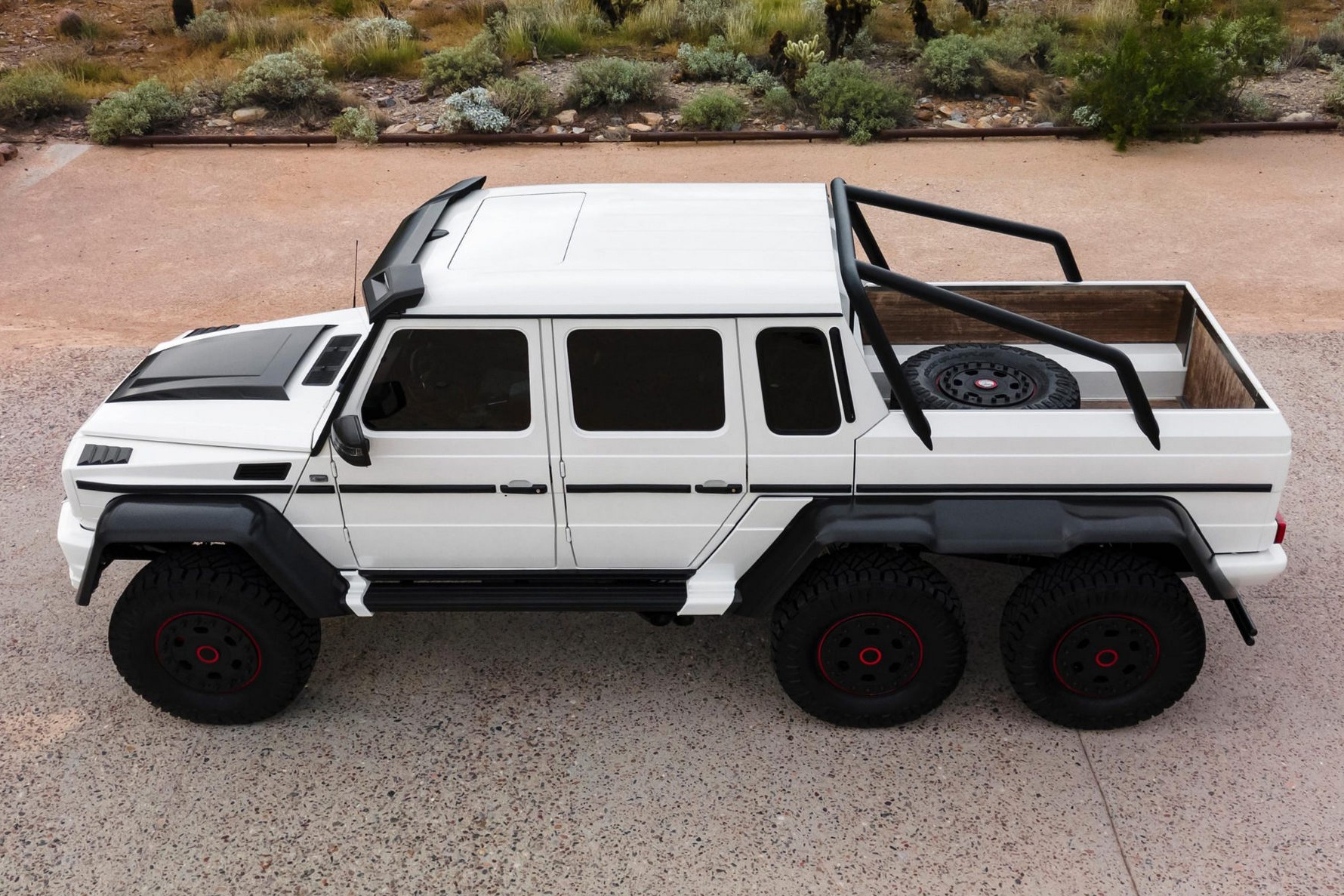 chiem nguong mau xe mercedes amg g 63 6x6 phien ban do brabus hinh 2