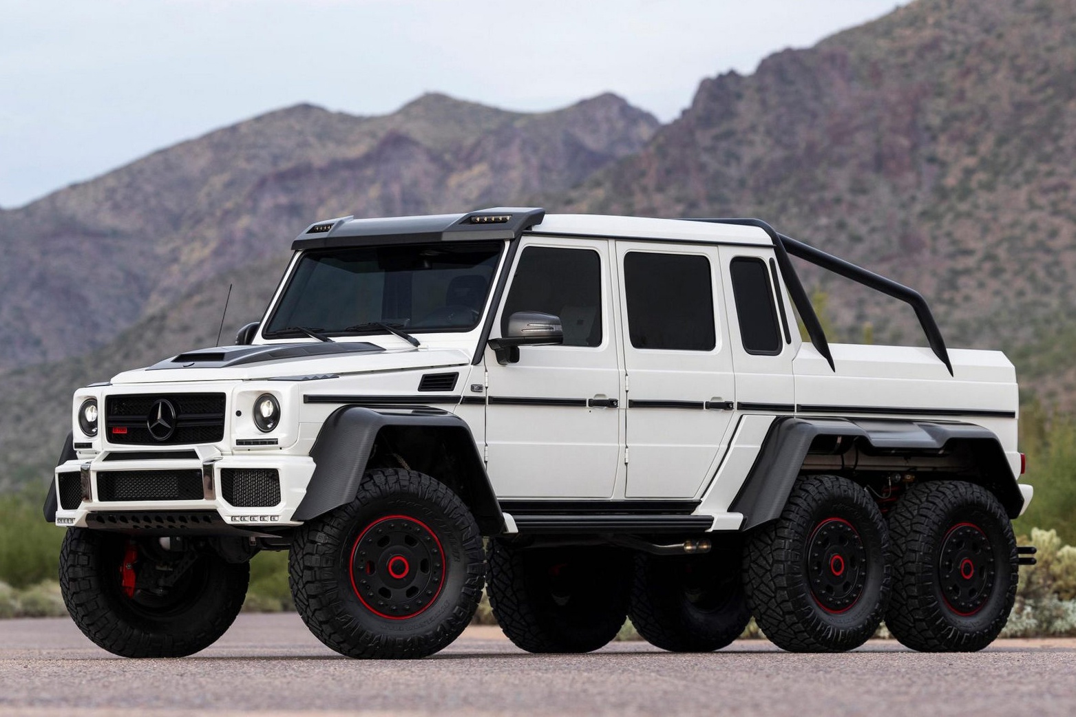 chiem nguong mau xe mercedes amg g 63 6x6 phien ban do brabus hinh 1