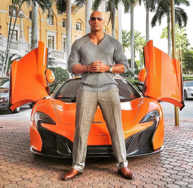 The Rock tạo dáng bên hai chiếc siêu xe McLaren mà u xanh cốm và cam nổi báºt.