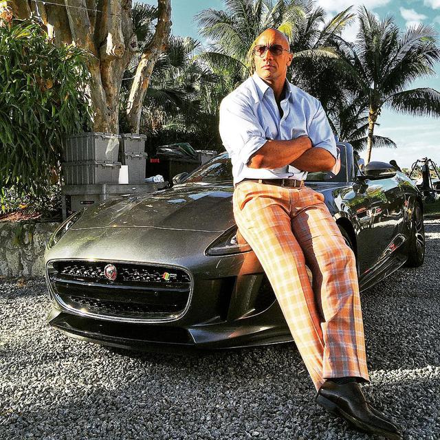 ...và Jaguar F-Type R Convertible cũng xuất hiện cùng The Rock trong phim Ballers.