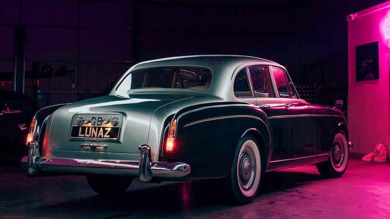 Bentley S3 Continental Flying Spur 60 tuổi biến thành xe điện hiện đại, giá hơn 11 tỷ VNĐ -