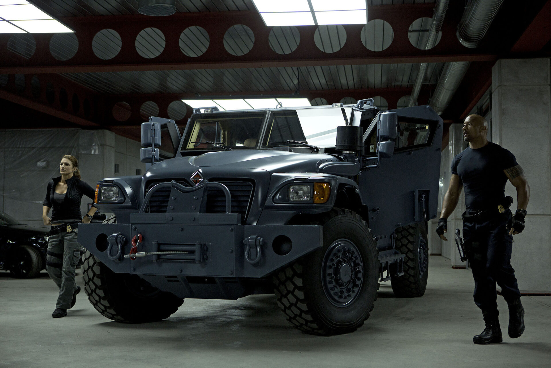 Dà n xe của “The Rock” Dwayne Johnson có gì? - CafeAuto.Vn