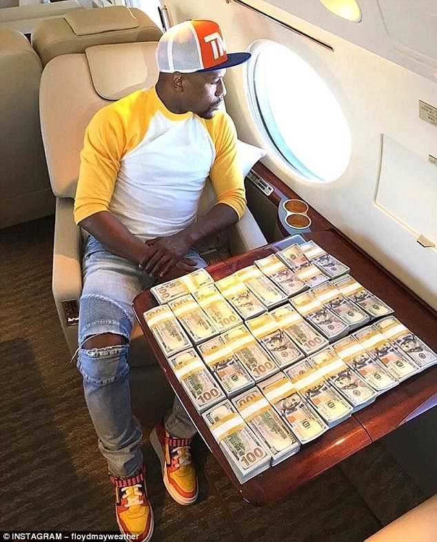 Mayweather ngạo nghá»… khoe tiá»n trước tráºn chiến thế ká»· | Báo Dân trÃ