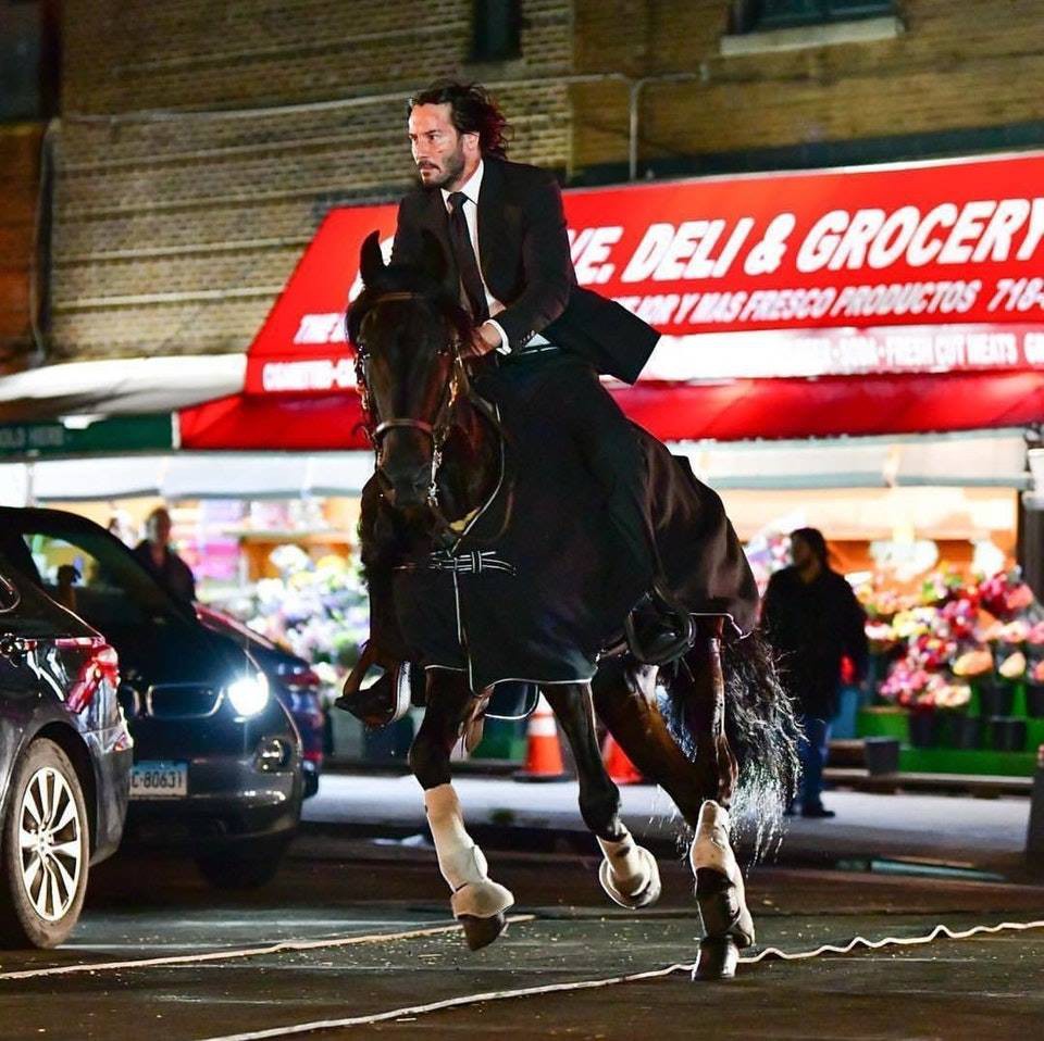 Lộ video hậu trường John Wick: Chapter 3: Keanu Reeves tự diễn cảnh cưỡi ngựa rượt đuổi mô tô, không cần cascadeur