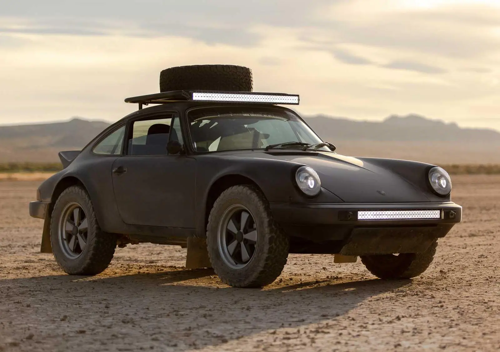 Chiếc Porsche 911 Carrera 1984 được tinh chỉnh phong cách đưá»ng trưá»ng