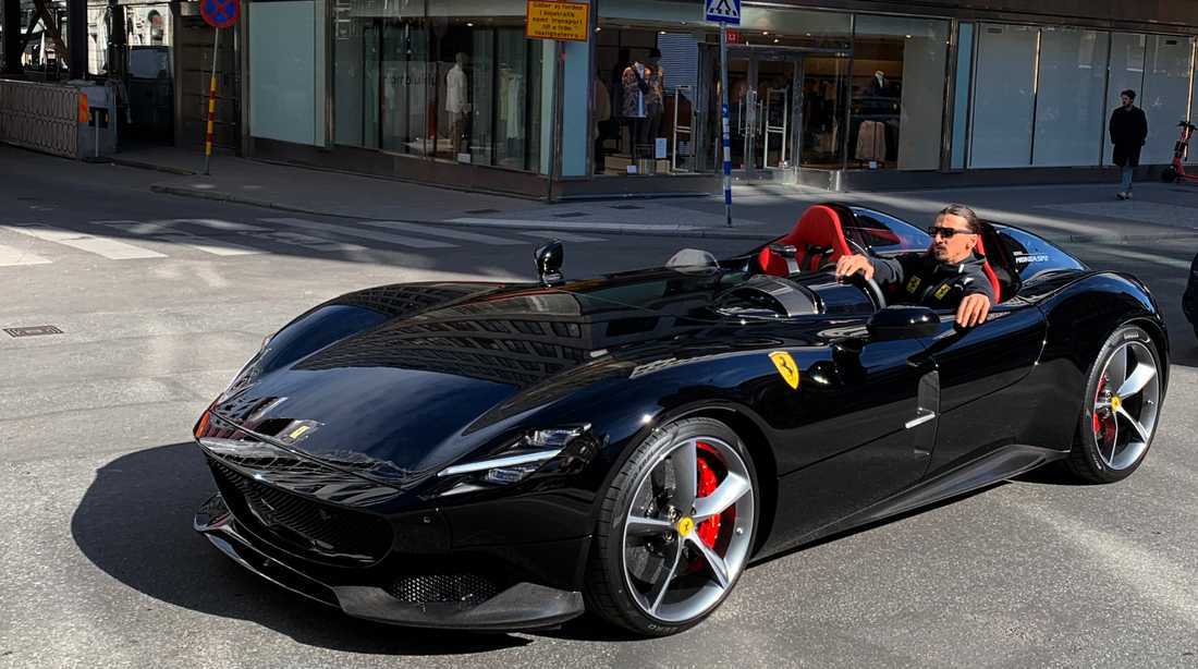 S0 le footballeur zlatan ibrahimovic en ferrari sp2 circulant sans autorisation 630243 Get a glimpse of Zlatan Ibrahimovic's luxurious lifestyle with his ultra rare Ferrari Monza SP2 supercar.