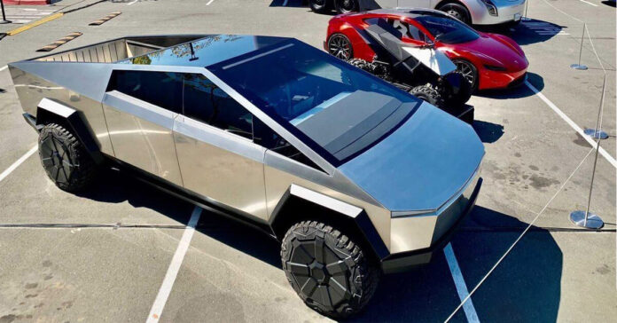 Siêu bán tải chạy điện Tesla Cybertruck được bắt gặp trên đường phố: Leo lề khó khăn, đèn hậu trục trặc