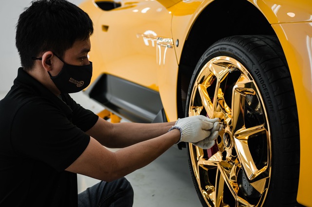 Cận cảnh siêu xe Maserati MC20 mạ vàng đầu tiên trên thế giới 'made in Việt Nam' - Ảnh 3.