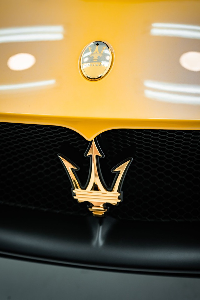 Cận cảnh siêu xe Maserati MC20 mạ vàng đầu tiên trên thế giới 'made in Việt Nam' - Ảnh 8.